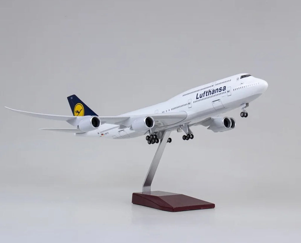 Lufthansa Boeing 747 with LED - Scale 1:160 (46 cm / 18.5 in)