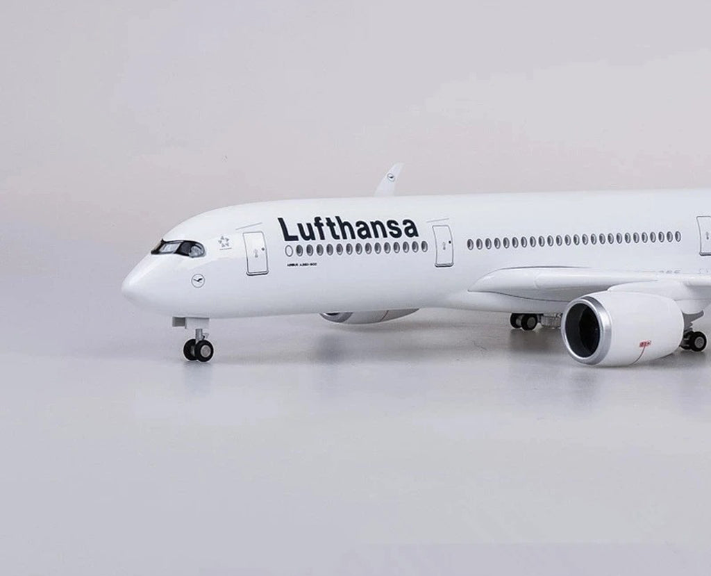 Lufthansa Airbus A350 with LED - Scale 1:160 (46 cm / 18.5 in)