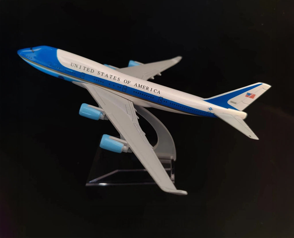 U.S. Air Force One Boeing 747 - Scale 1:400 (16 cm / 6.3 in)