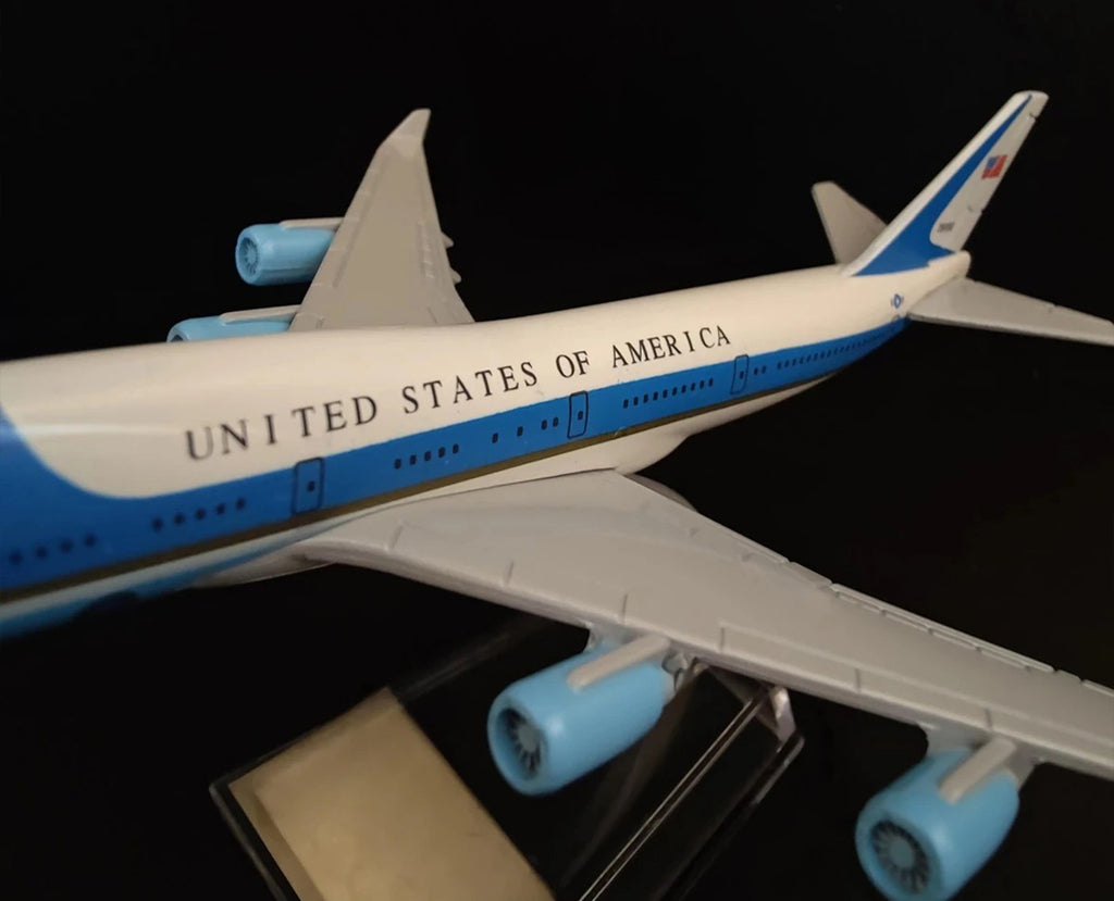 U.S. Air Force One Boeing 747 - Scale 1:400 (16 cm / 6.3 in)