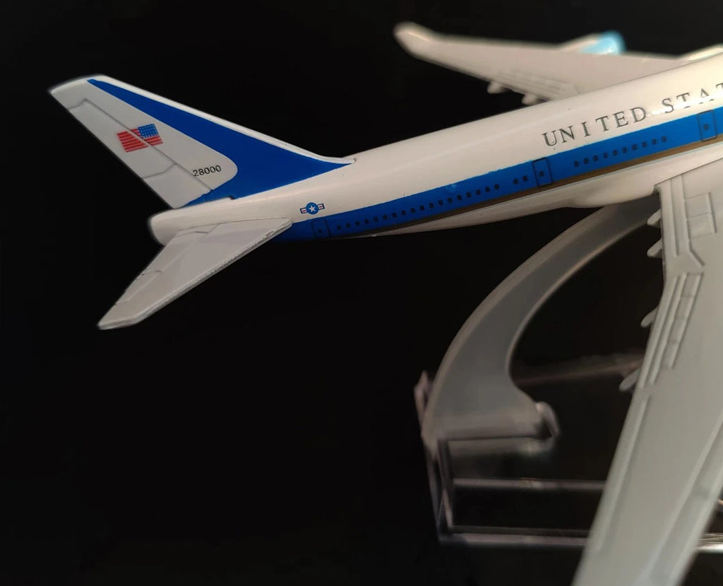 U.S. Air Force One Boeing 747 - Scale 1:400 (16 cm / 6.3 in)