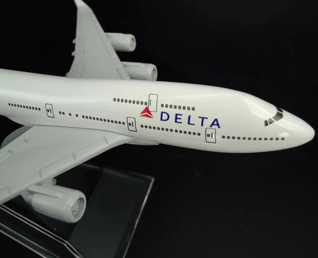 Delta Boeing 747 - Scale 1:400 (16 cm / 6.3 in)
