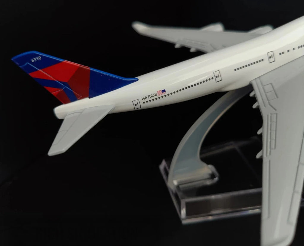 Delta Boeing 747 - Scale 1:400 (16 cm / 6.3 in)