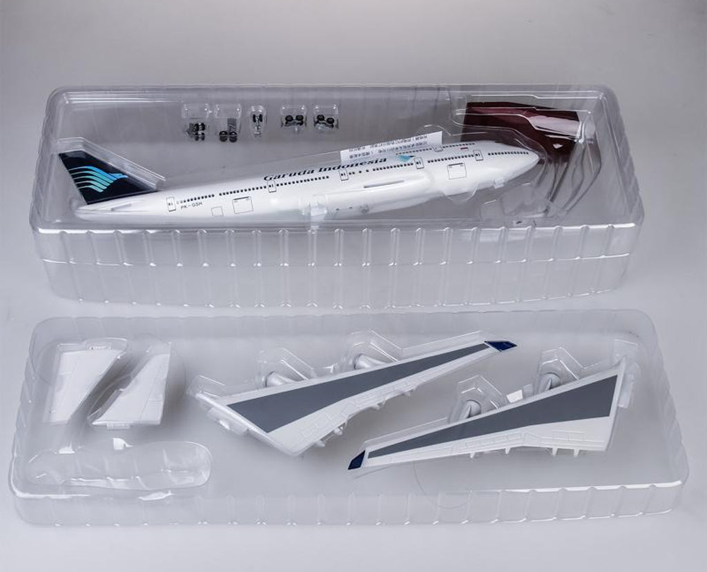 Garuda Indonesia Boeing 747 with LED - Scale 1:160 (47 cm / 18.5 in)
