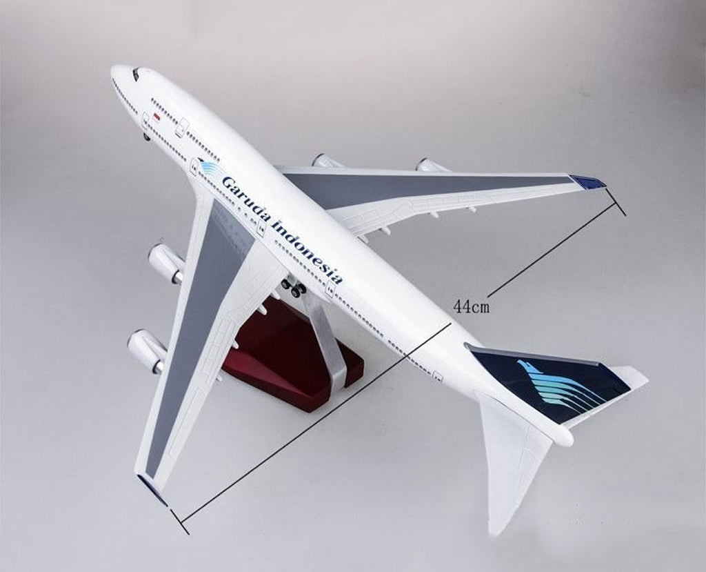 Garuda Indonesia Boeing 747 with LED - Scale 1:160 (47 cm / 18.5 in)