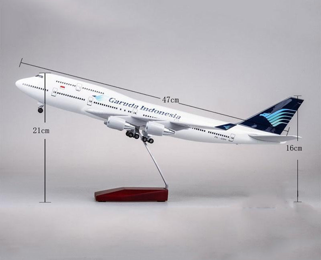 Garuda Indonesia Boeing 747 with LED - Scale 1:160 (47 cm / 18.5 in)