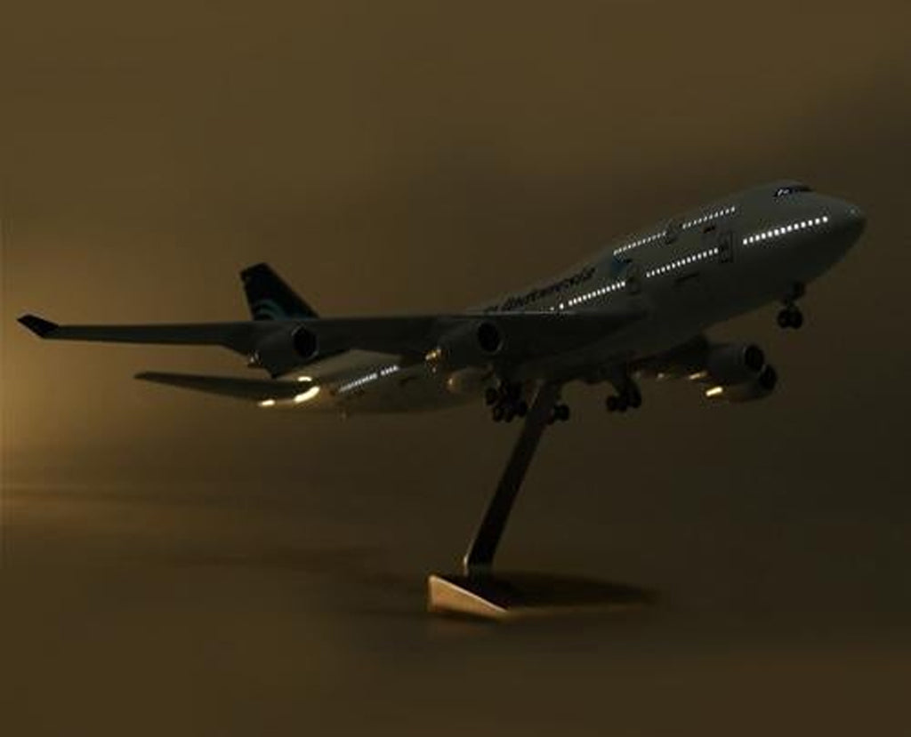 Garuda Indonesia Boeing 747 with LED - Scale 1:160 (47 cm / 18.5 in)