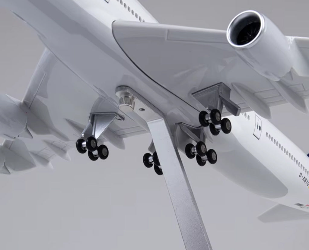 Lufthansa Boeing 747 with LED - Scale 1:160 (46 cm / 18.5 in)