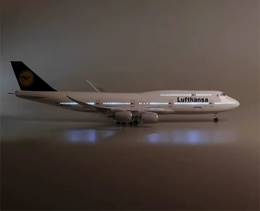 Lufthansa Boeing 747 with LED - Scale 1:160 (46 cm / 18.5 in)