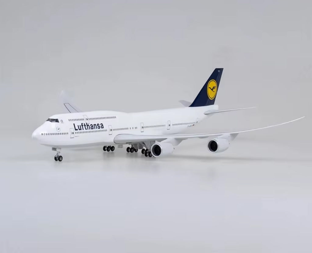 Lufthansa Boeing 747 with LED - Scale 1:160 (46 cm / 18.5 in)