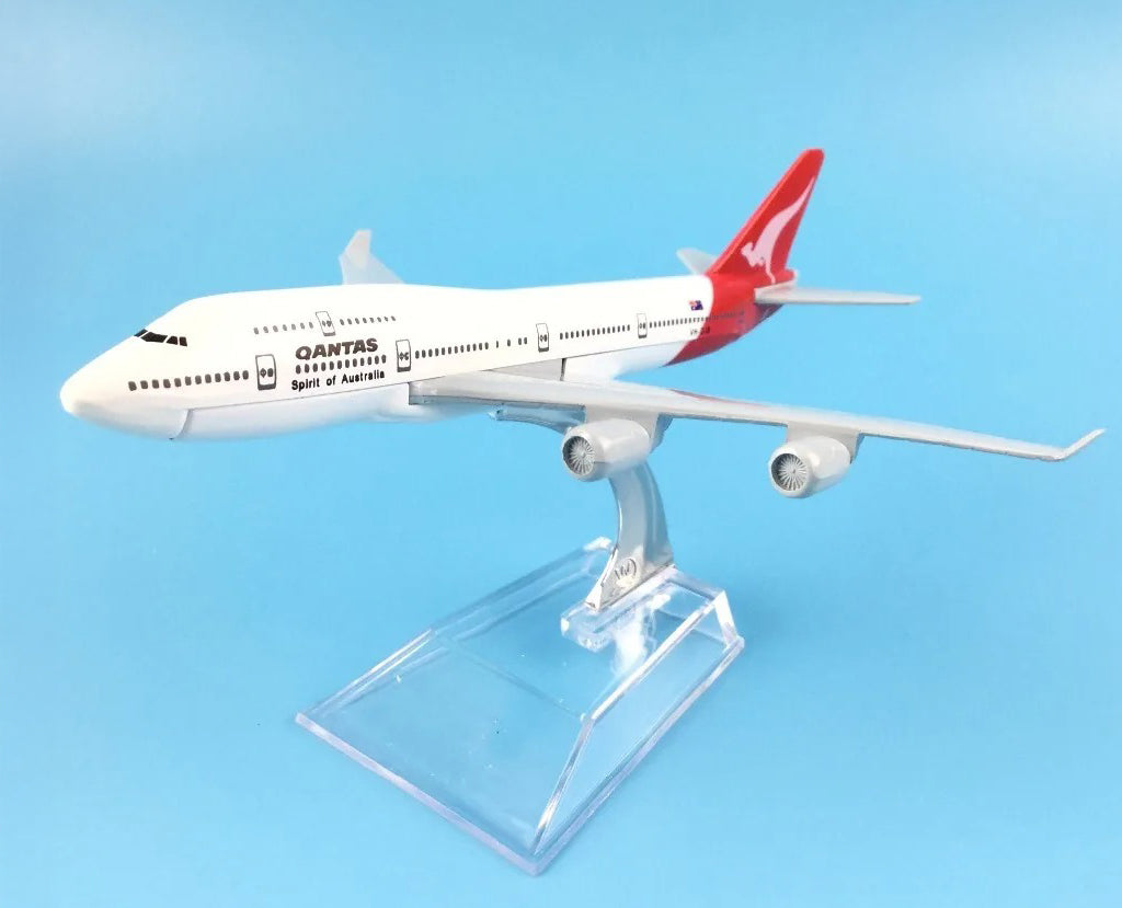 Qantas Boeing 747 - Scale 1:400 (16 cm / 6.3 in)