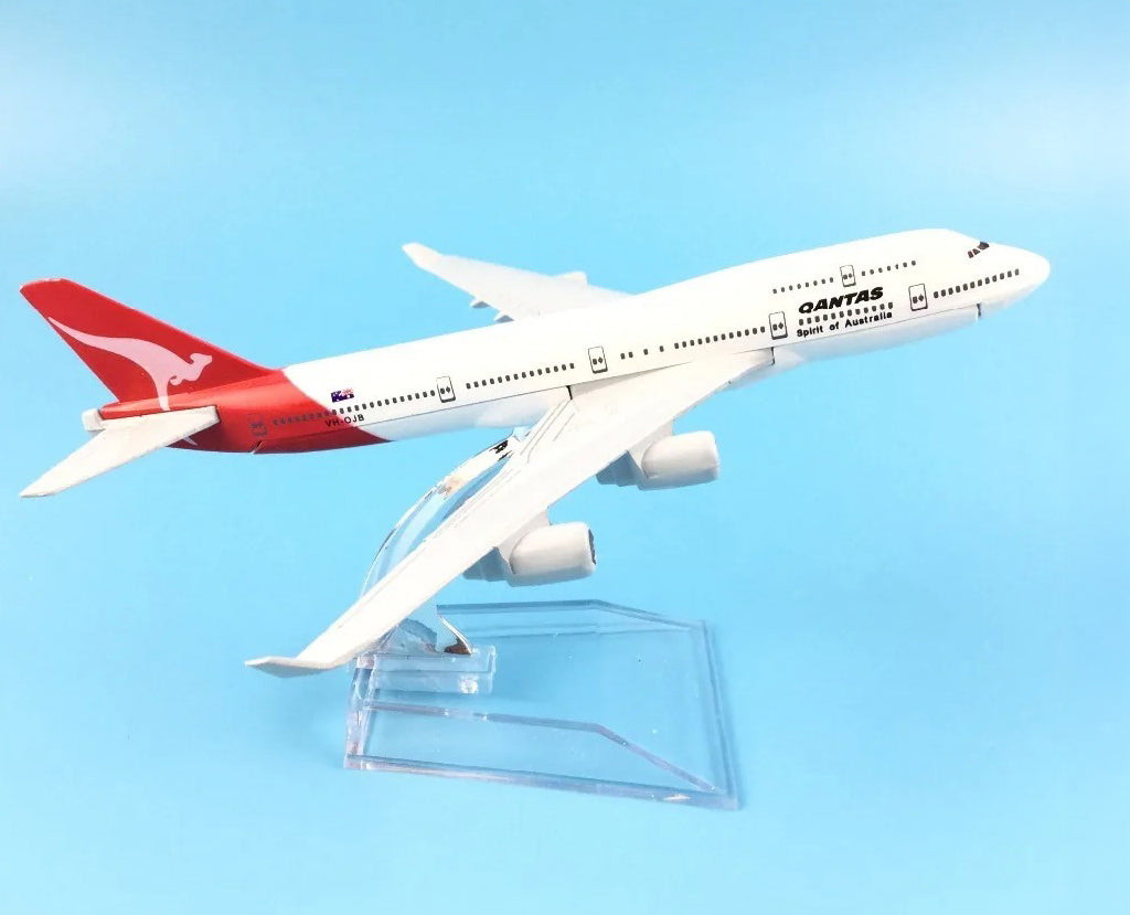 Qantas Boeing 747 - Scale 1:400 (16 cm / 6.3 in)