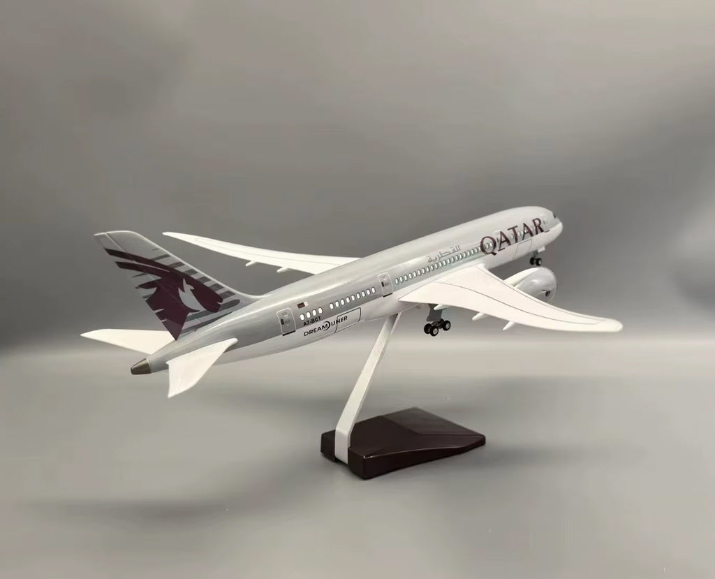 Qatar Airways Boeing 787 with LED - Scale 1:130 (47 cm / 18.5 in)