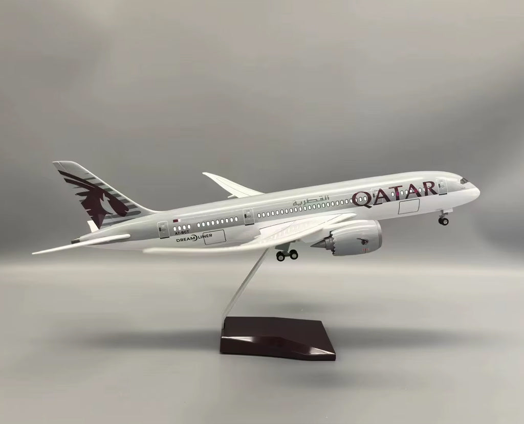 Qatar Airways Boeing 787 with LED - Scale 1:130 (47 cm / 18.5 in)