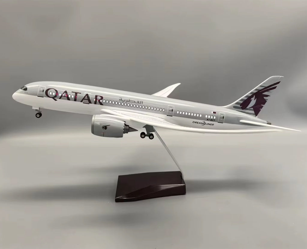 Qatar Airways Boeing 787 with LED - Scale 1:130 (47 cm / 18.5 in)