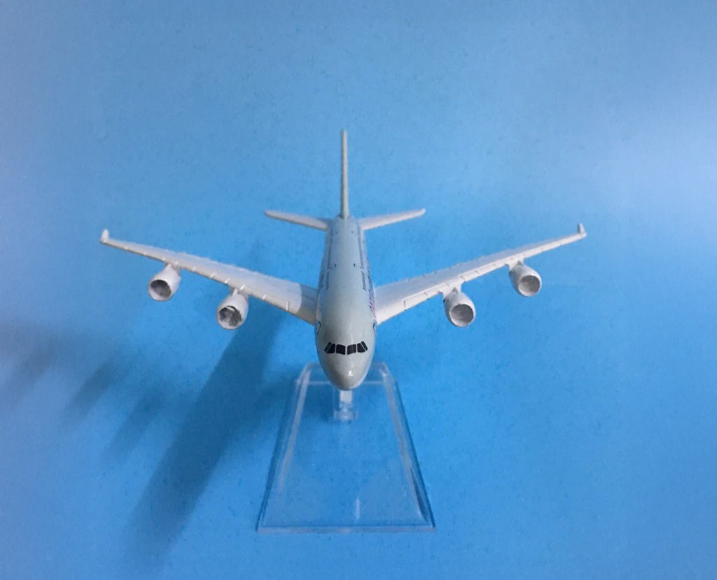 Qatar Airways Airbus A380 - Scale 1:400 (16 cm / 6.3 in)