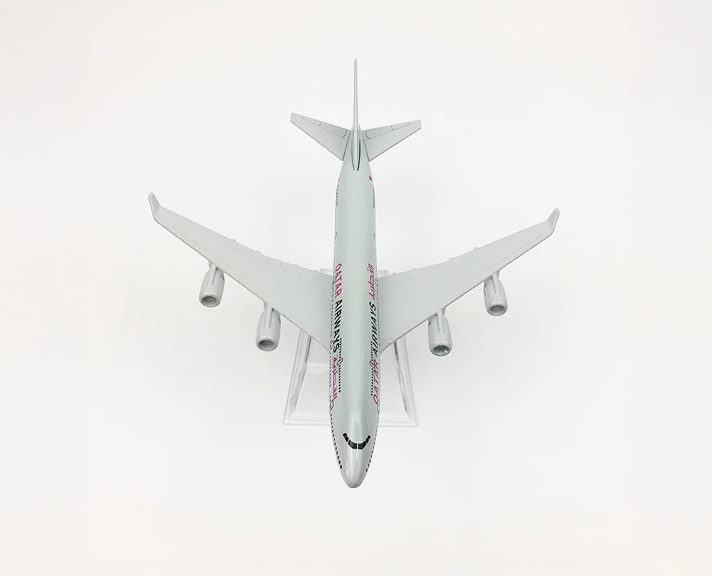 Qatar Airways Boeing 747 - Scale 1:400 (16 cm / 6.3 in)