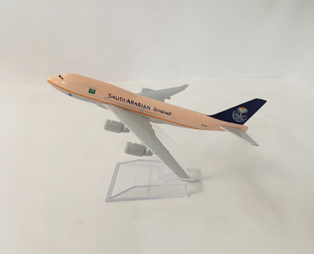 Saudi Arabian Boeing 747 - Scale 1:400 (16 cm / 6.3 in)