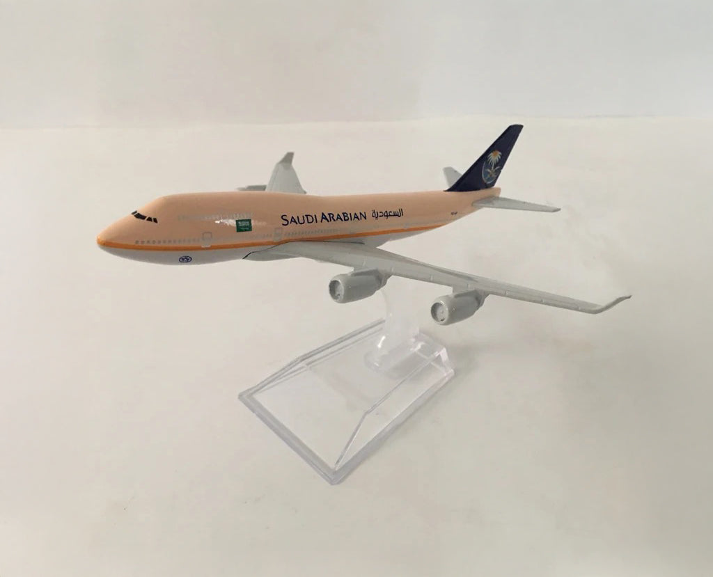 Saudi Arabian Boeing 747 - Scale 1:400 (16 cm / 6.3 in)