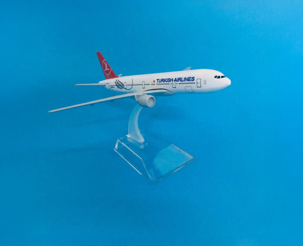 Turkish Airlines Boeing 777 - Scale 1:400 (16 cm / 6.3 in)