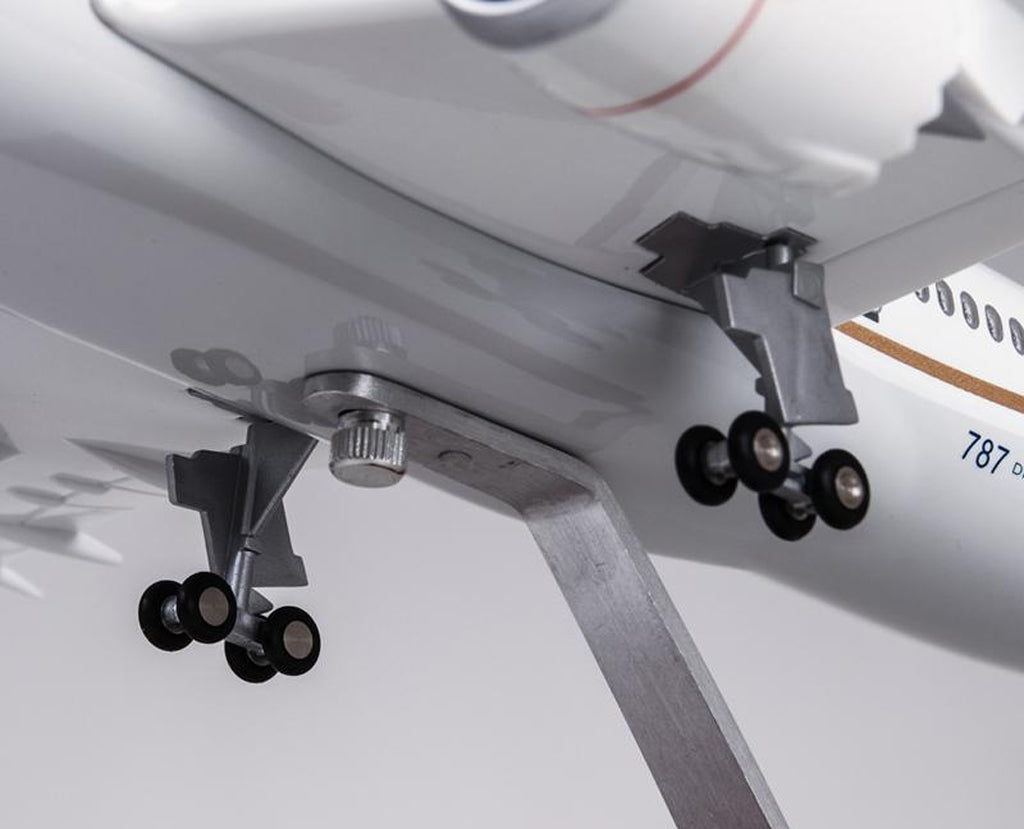 United Boeing 787 with LED - Scale 1:130 (43 cm / 16.9 in)