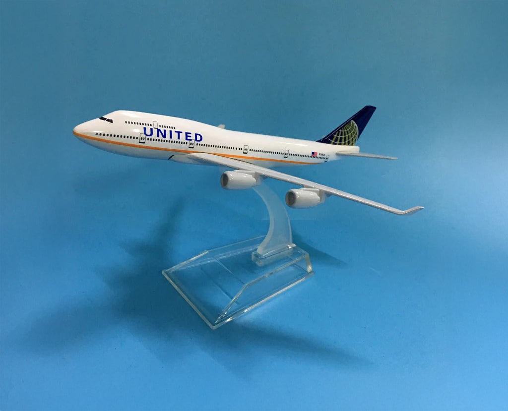 United Boeing 747 - Scale 1:400 (16 cm / 6.3 in)