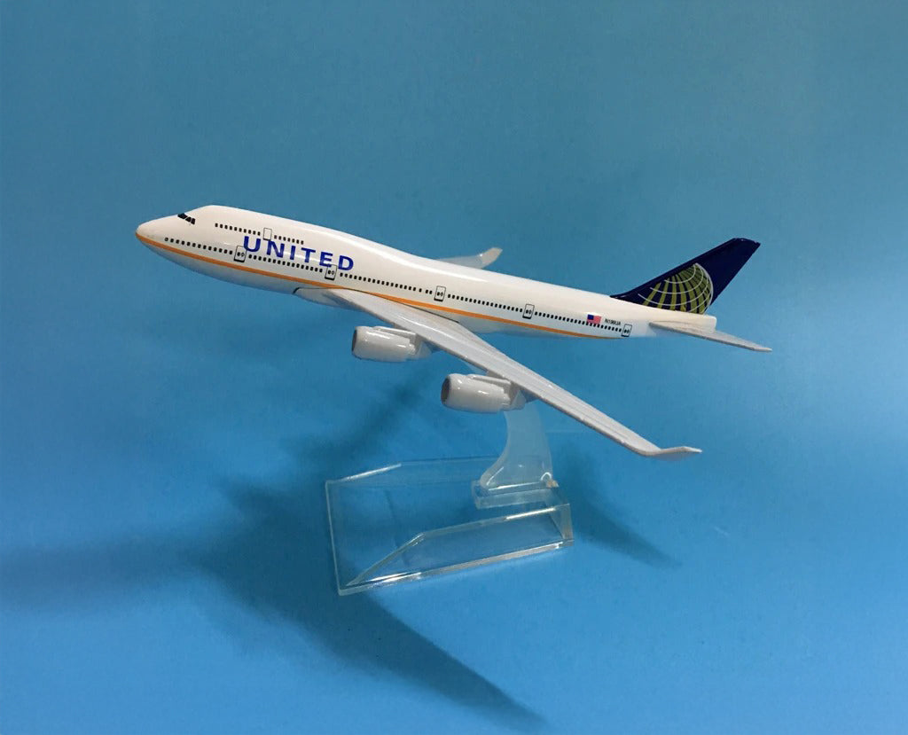 United Boeing 747 - Scale 1:400 (16 cm / 6.3 in)